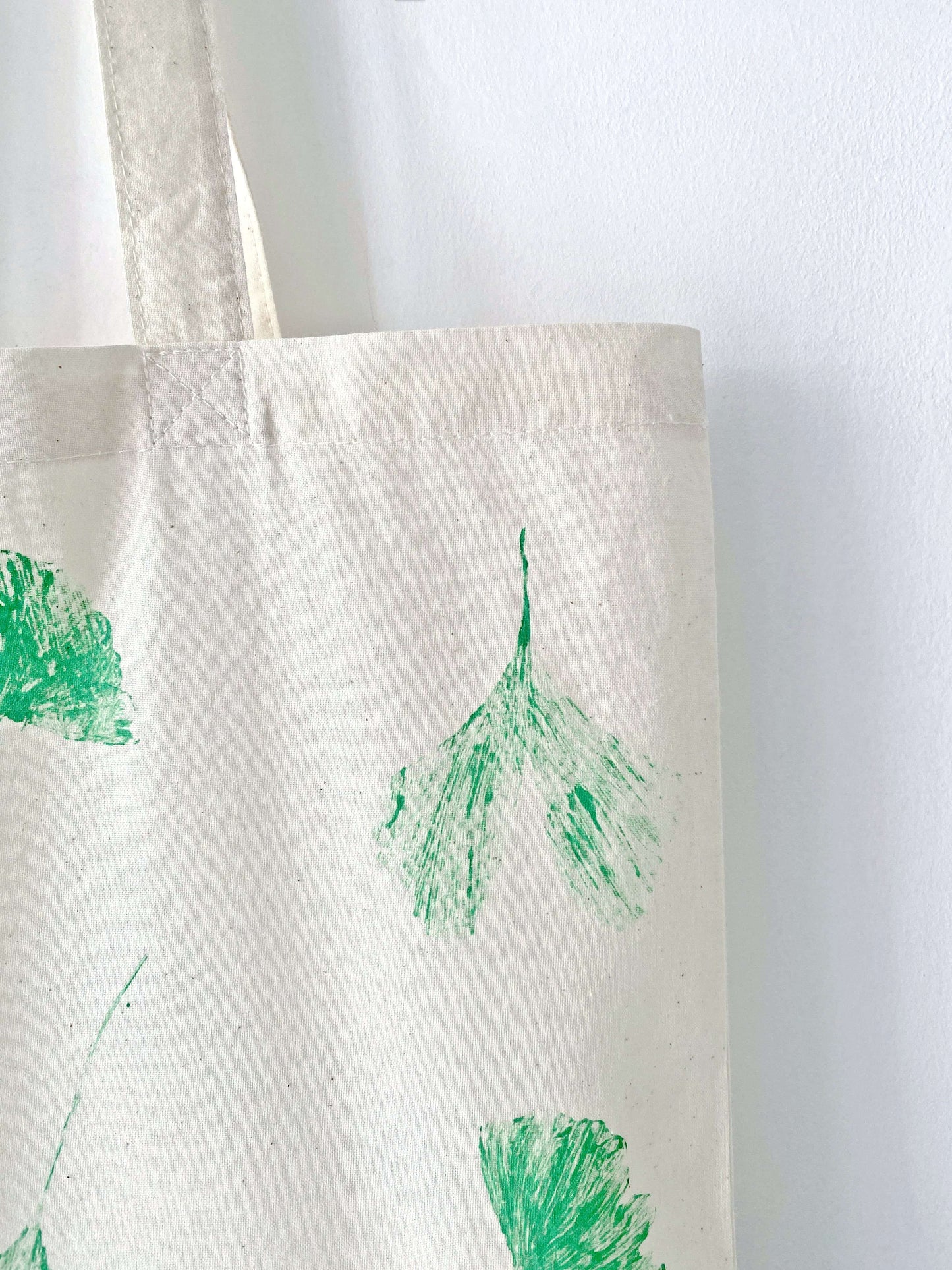 More than a shopping bag, it’s a daily companion. Soft-touch cotton featuring artistic ginkgo prints that spark conversation.