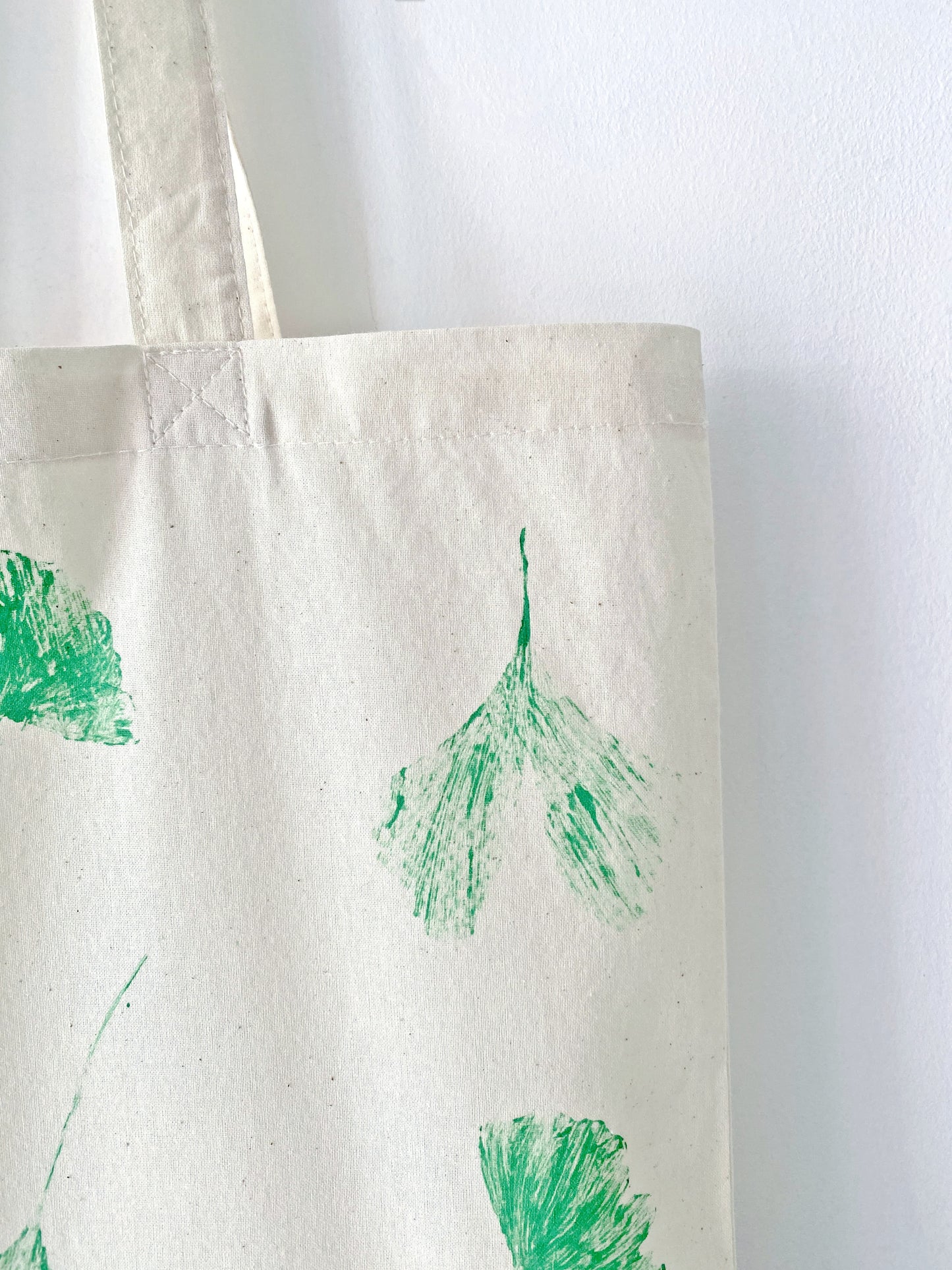 More than a shopping bag, it’s a daily companion. Soft-touch cotton featuring artistic ginkgo prints that spark conversation.