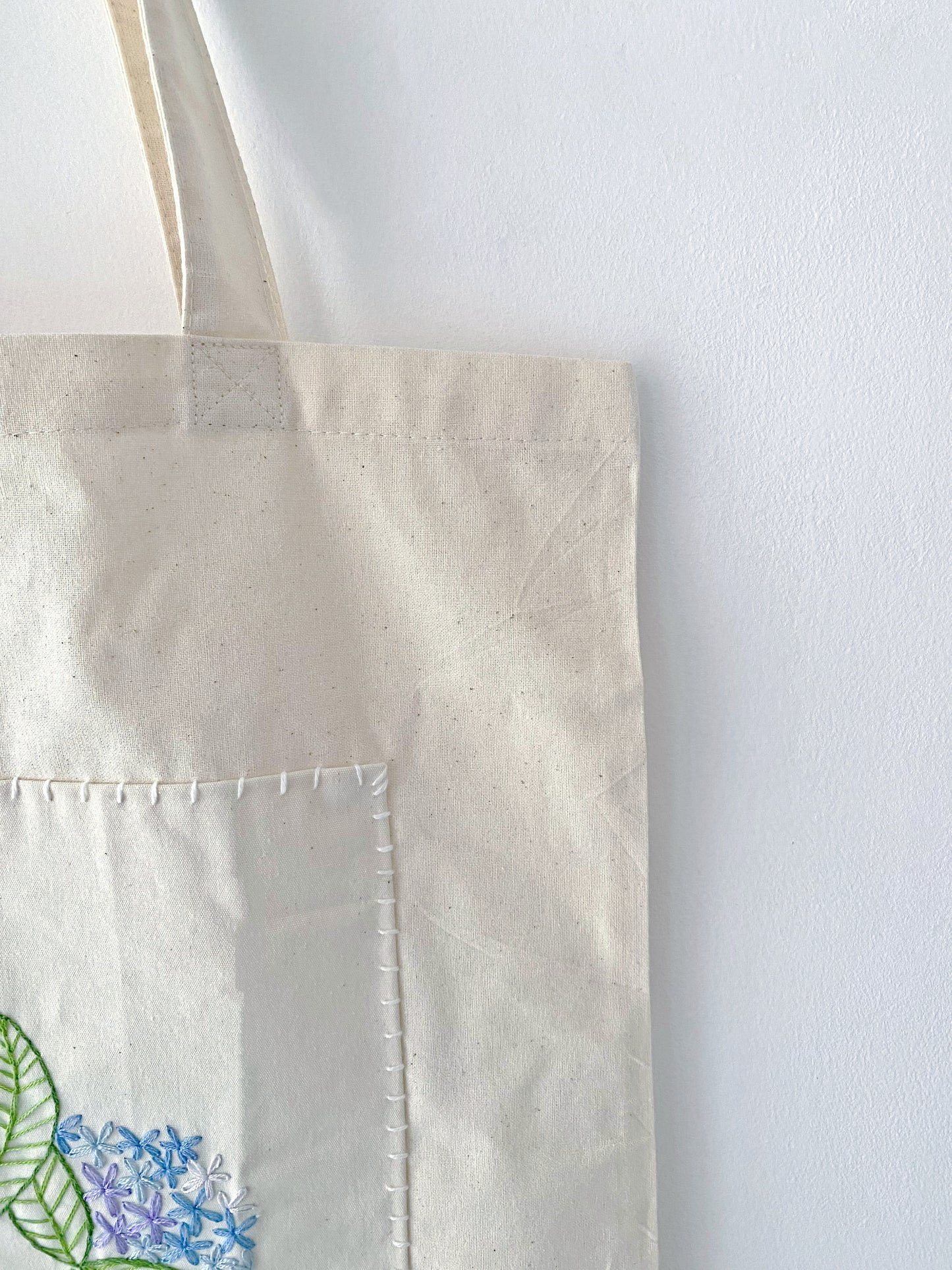 Super soft fabric tote bag, promoting comfort and relaxed style