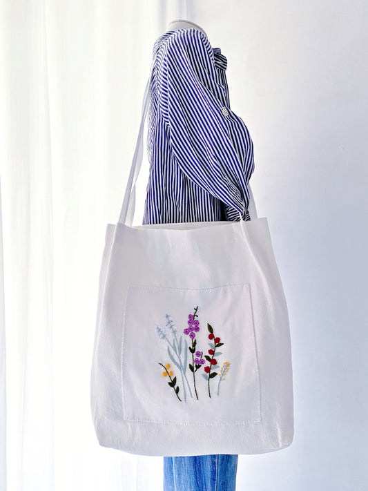 This botanical cotton-linen tote has become a favorite birthday surprise for eco-conscious friends, loved not just for its beauty but for the shared values it represents.