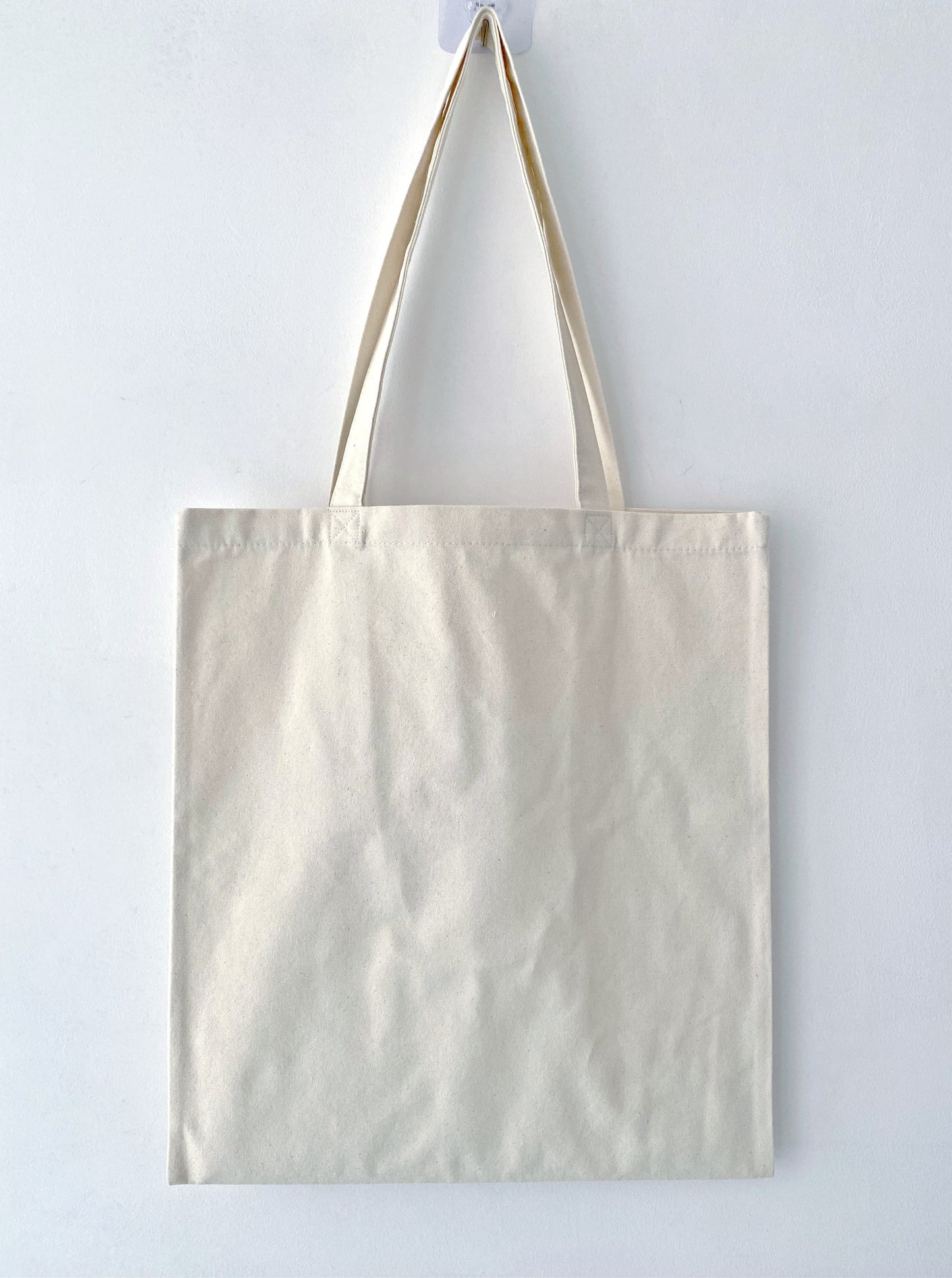 Lightweight canvas bag with aesthetic patchwork, ideal for weekend beach trips along Portugal’s Algarve coast.