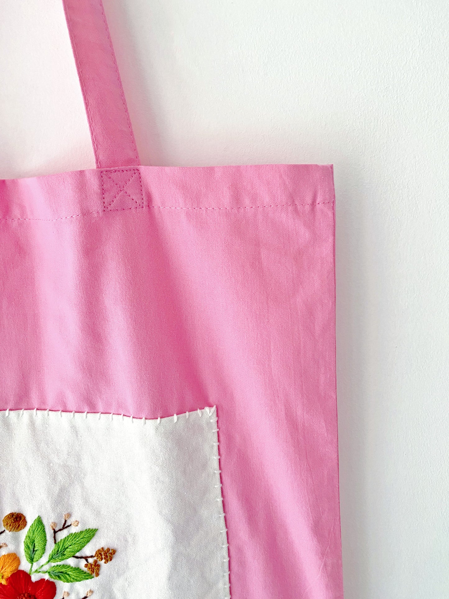 This sustainable pink tote, with its hand-embroidered floral pattern, is not only a practical accessory but also an excellent gift choice for those who appreciate eco-friendly fashion.