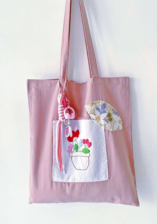 Versatile oversized bag for beach days and aesthetic picnics