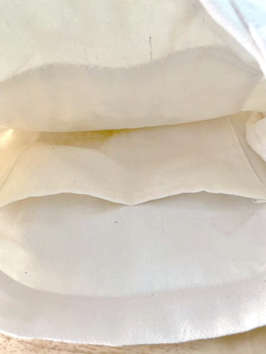 Eco-friendly floral tote bag with hand-embroidered details – a unique gift for nature lovers.