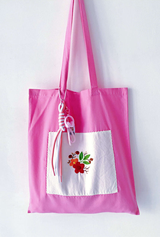 Soft minimalist shoulder bag with original artisanal patterns