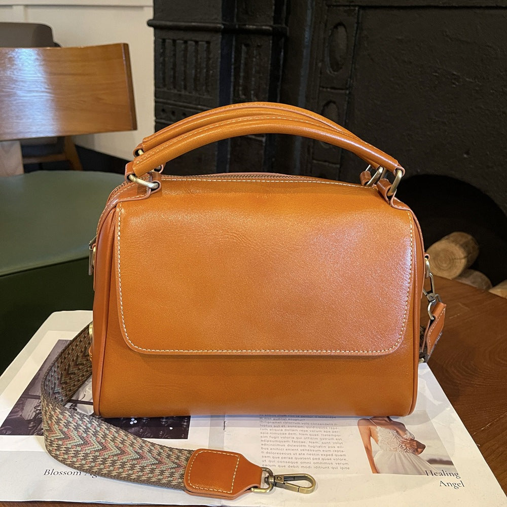Classic leather bag for women, ideal for work or casual outings