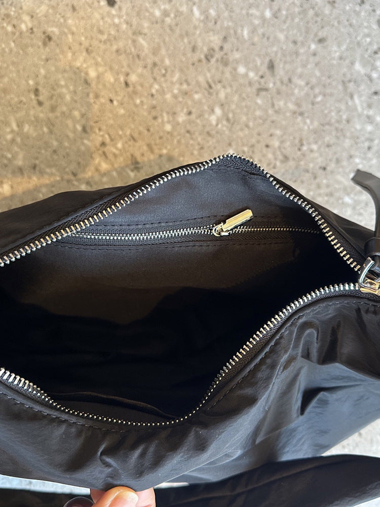 Shoulder bag designed for keeping hands free