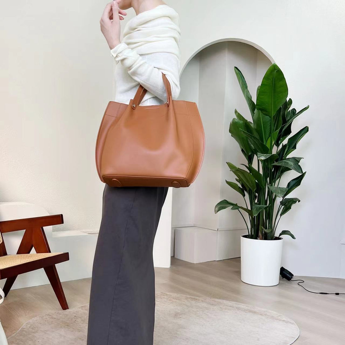 Ageless Elegance: Choosing the Perfect Leather Bag for Every Stage of Life woyaza