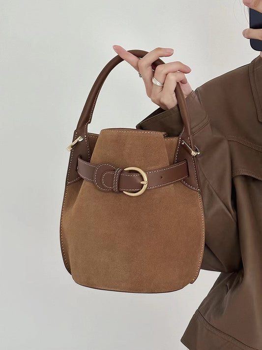 Elevate Your Winter Wardrobe: Choosing the Perfect Leather Handbag woyaza
