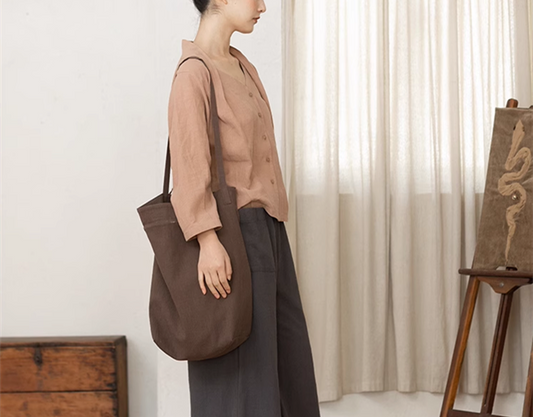 Durable sustainable canvas bag in natural linen for everyday use