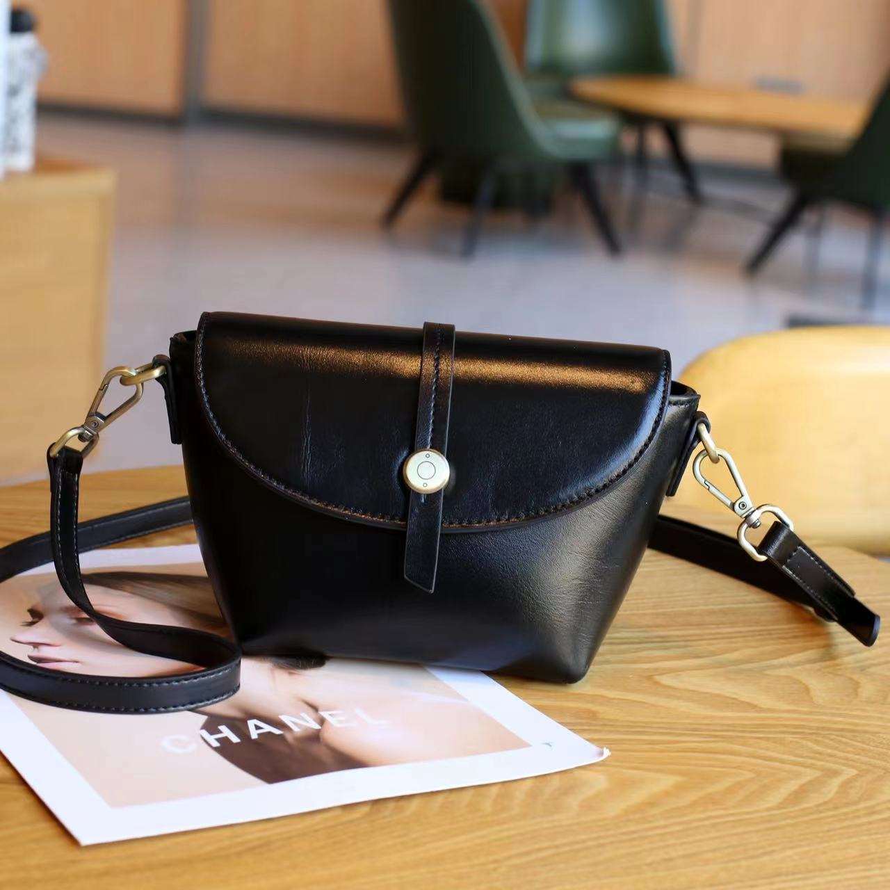Refined Women's Small Shoulder Bag in Authentic Leather woyaza