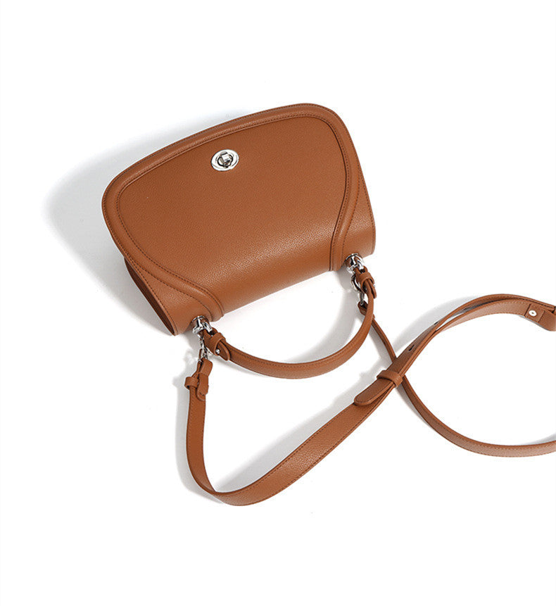 Casual leather saddle bag for everyday wear