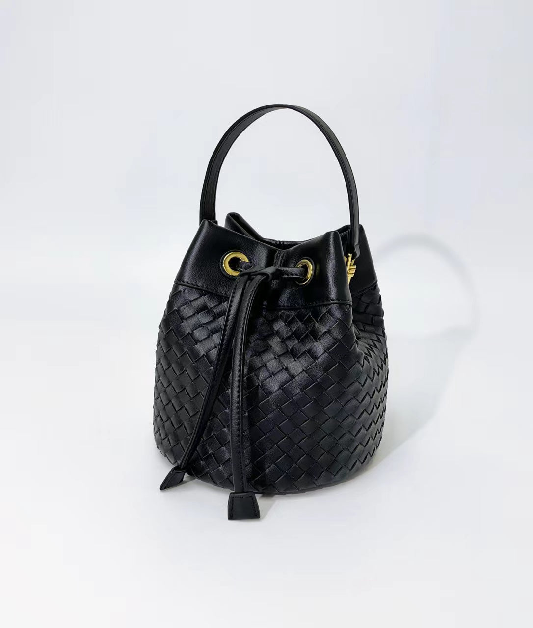 Feminine Artistry in Leather Tote woyaza