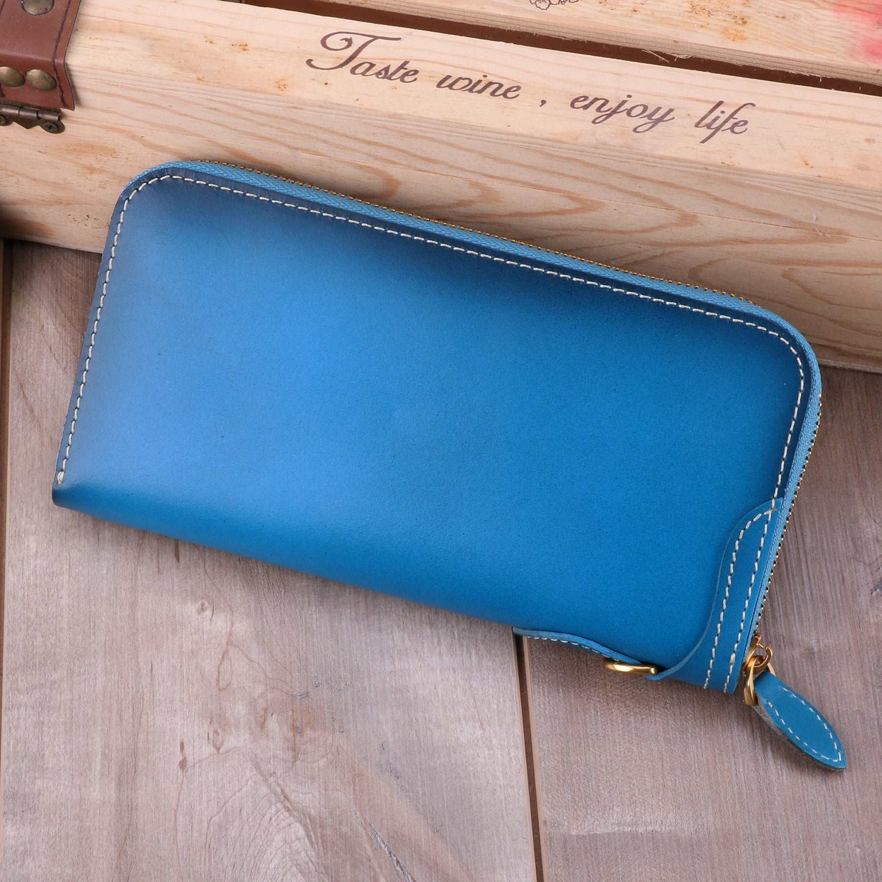 Sophisticated Leather Women's Wallet with Zip Around Closure woyaza