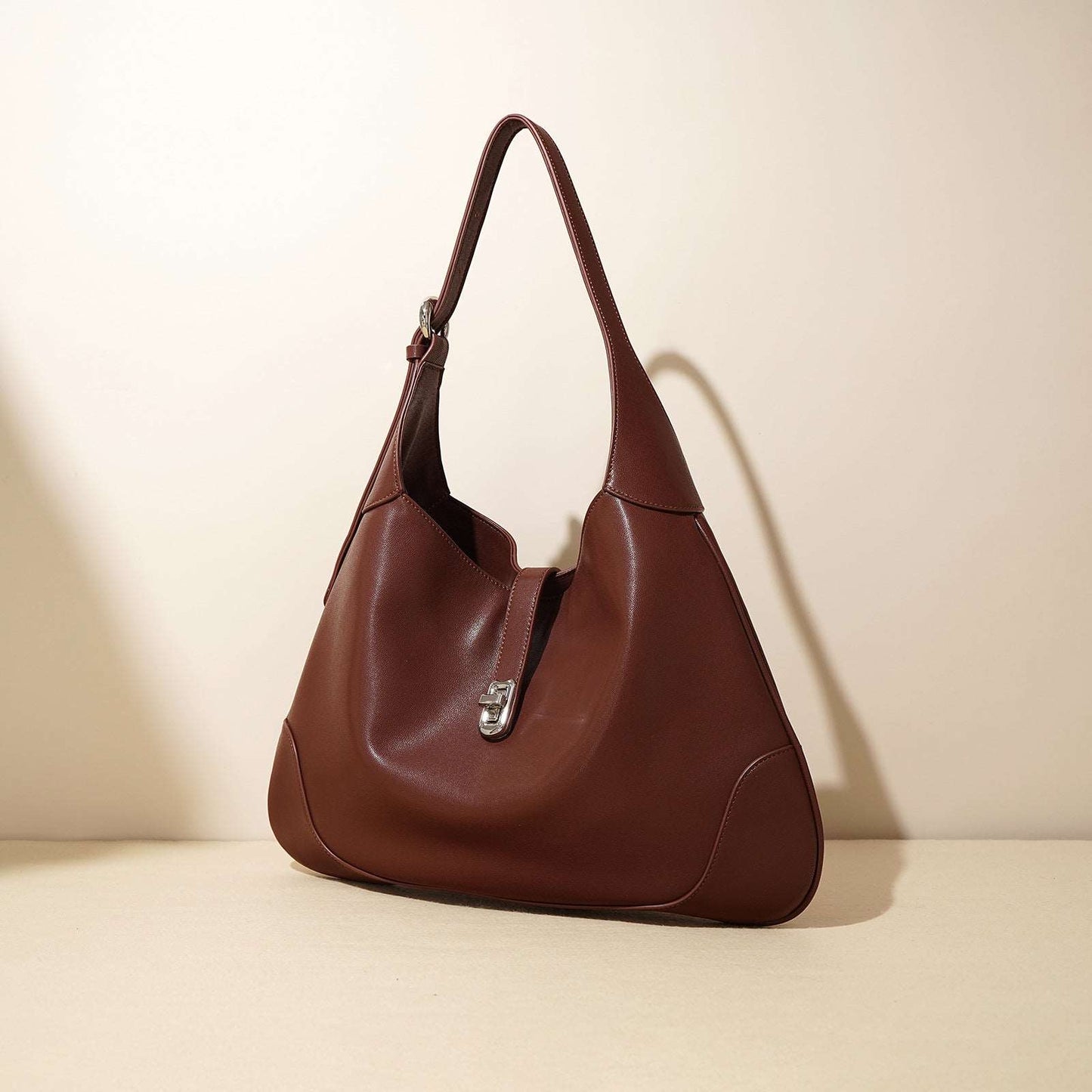 Fashionable Women's Soft Leather Shoulder Bag with Adjustable Strap for All-Day Comfort