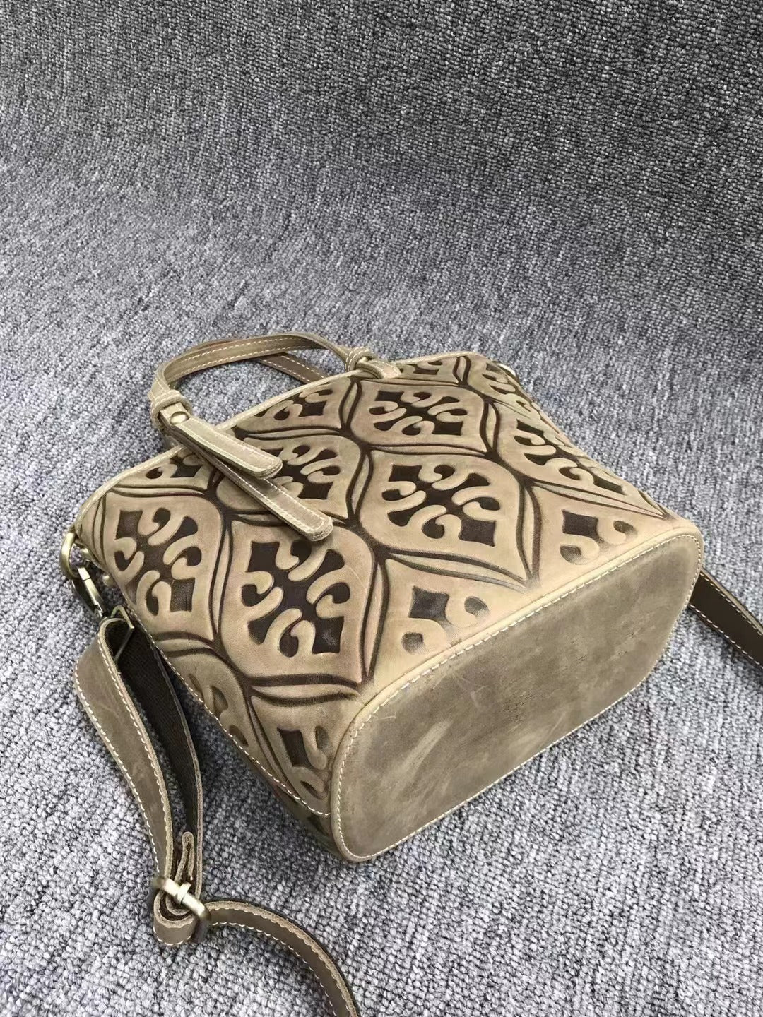 High-Quality Leather Handbag Embossed with Intricate Pattern woyaza
