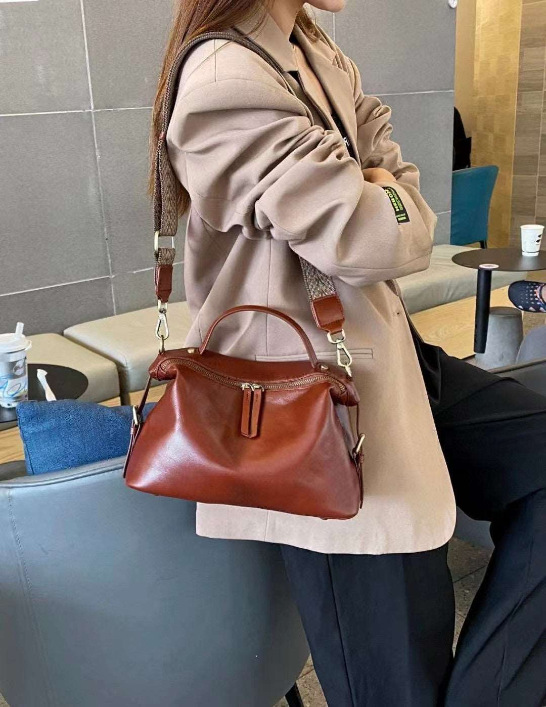 Sophisticated Women's Leather Handbag woyaza