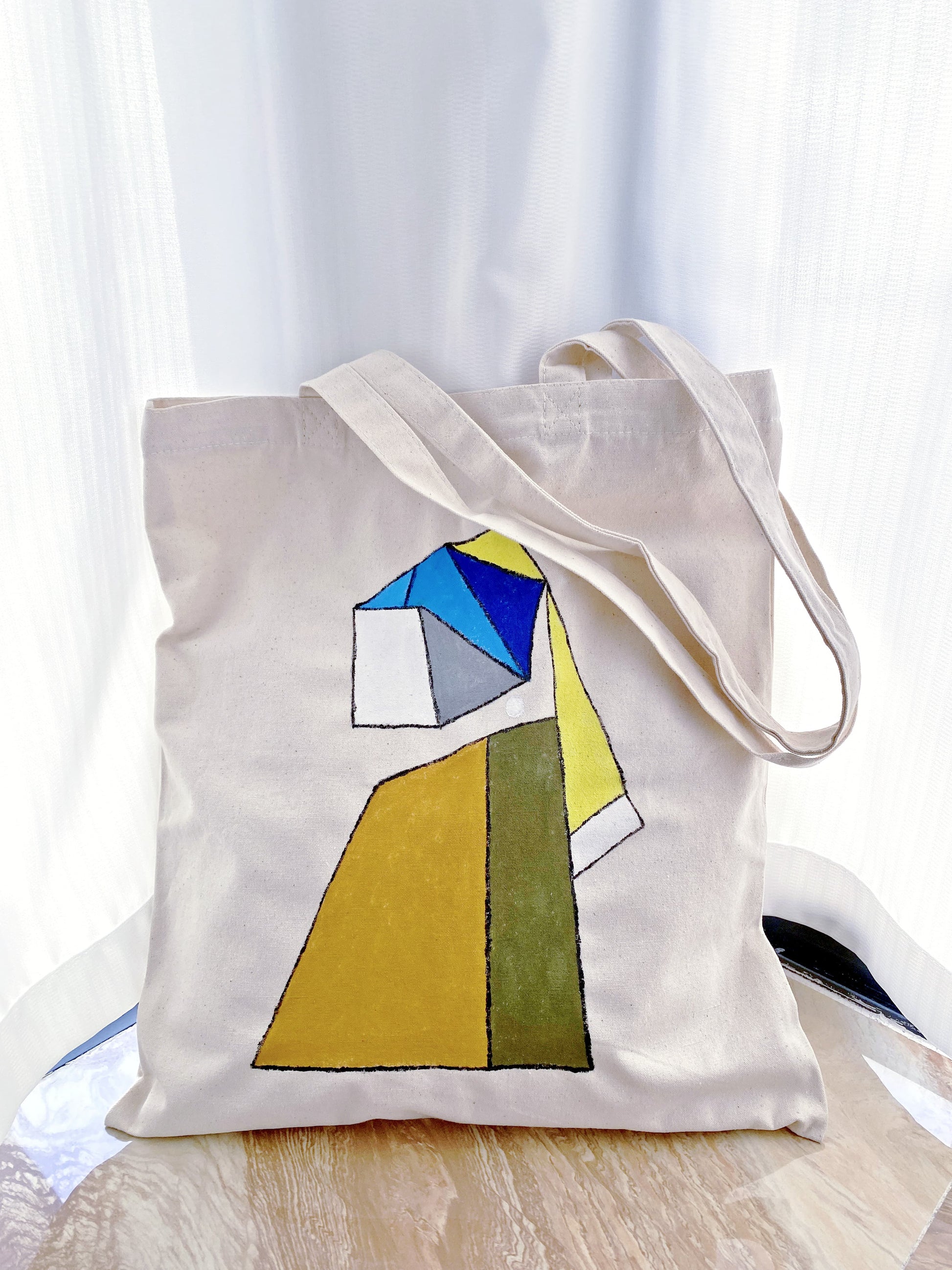 How to style a minimalist oversized canvas bag for an effortless "effortless chic" look.