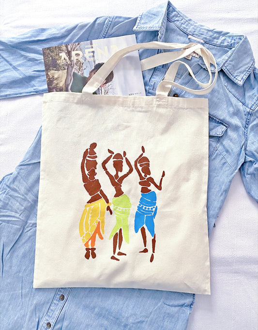 Wide shoulder straps of a large-capacity tote distributing weight evenly for all-day comfort during city exploration.