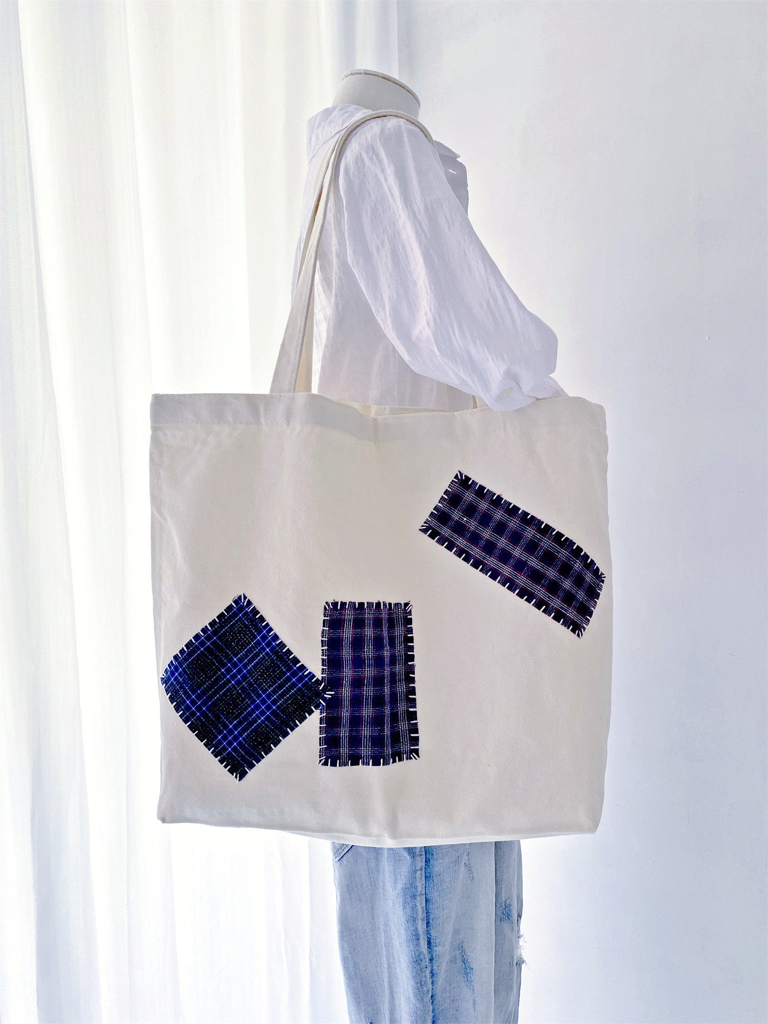 Sustainable canvas tote bags with unique hand-stitched designs. An ideal choice for minimalists who value craftsmanship and environmental responsibility.