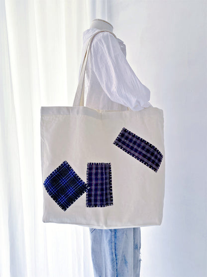 Sustainable canvas tote bags with unique hand-stitched designs. An ideal choice for minimalists who value craftsmanship and environmental responsibility.