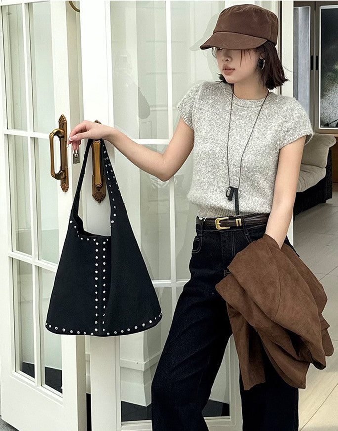 The inner pockets help separate smaller essentials.