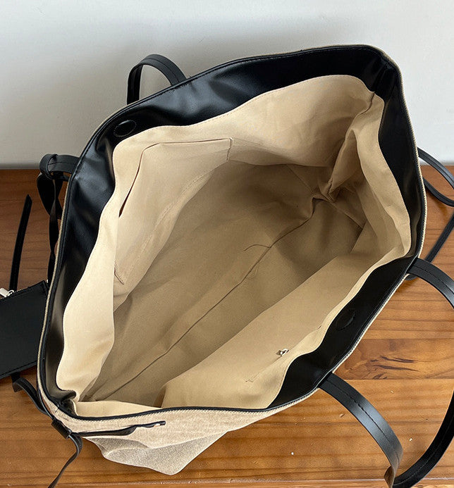 Relaxed canvas bag for market and café trips