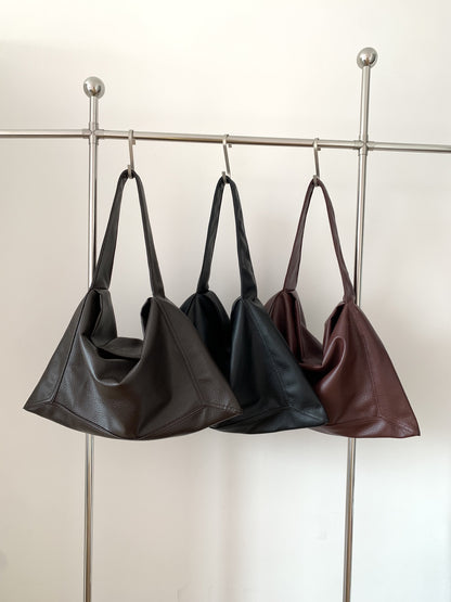 Women's carryall for lunch stops and short trips