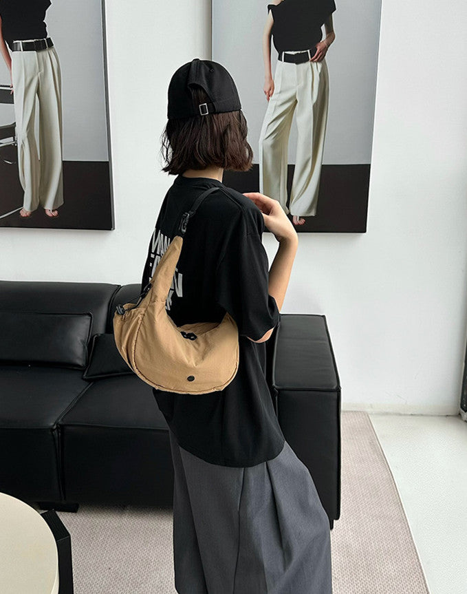 Women's crescent bag with a relaxed look for city outings