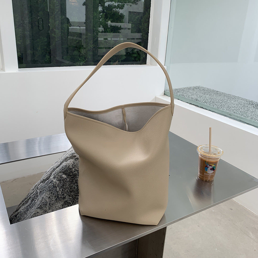 Soft bucket bag with a detachable inner pouch