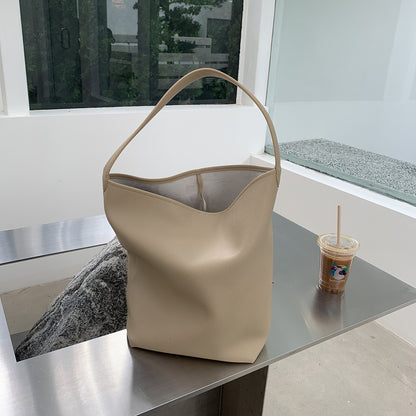 Soft bucket bag with a detachable inner pouch