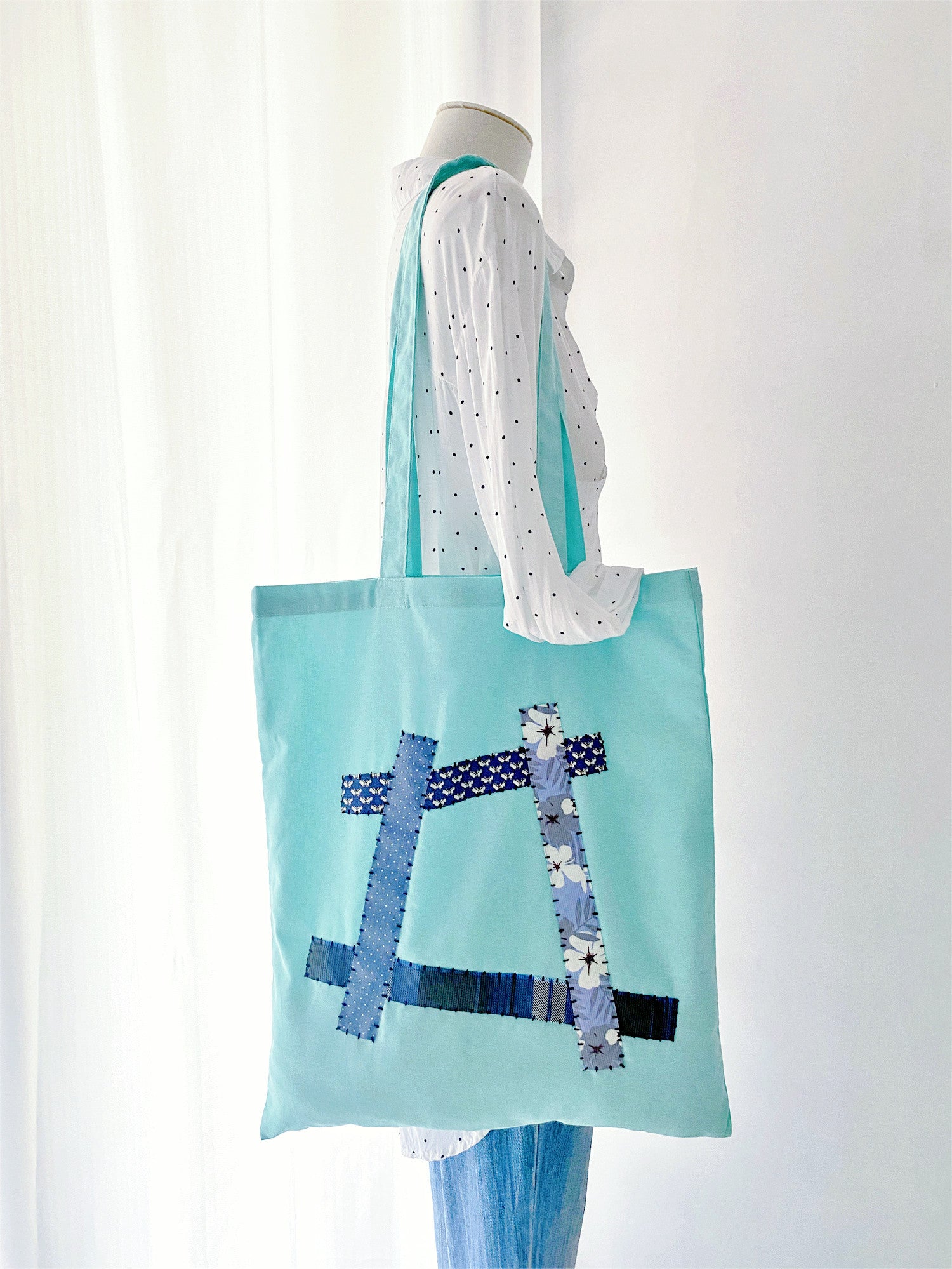 minimalist daily bag inspired by modern craft details