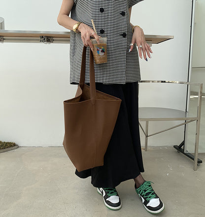 Minimalist leather bucket purse for daily outings