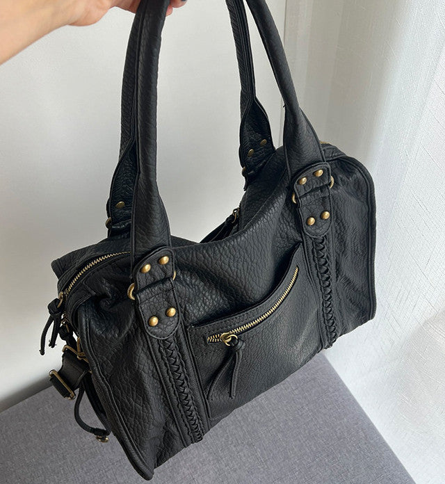 Roomy handbag for flexible day-to-day use