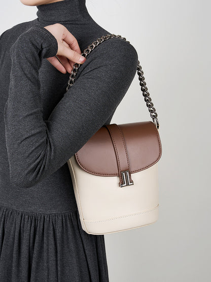 Fashionable Leather Handbag with Metal Short Chain and Adjustable Shoulder Strap