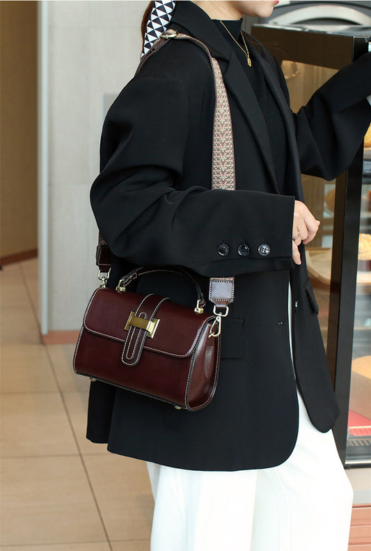 elegant flap shoulder bag for daily use