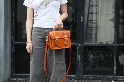 Elegant Retro Leather Crossbody Bag with Inner Pockets