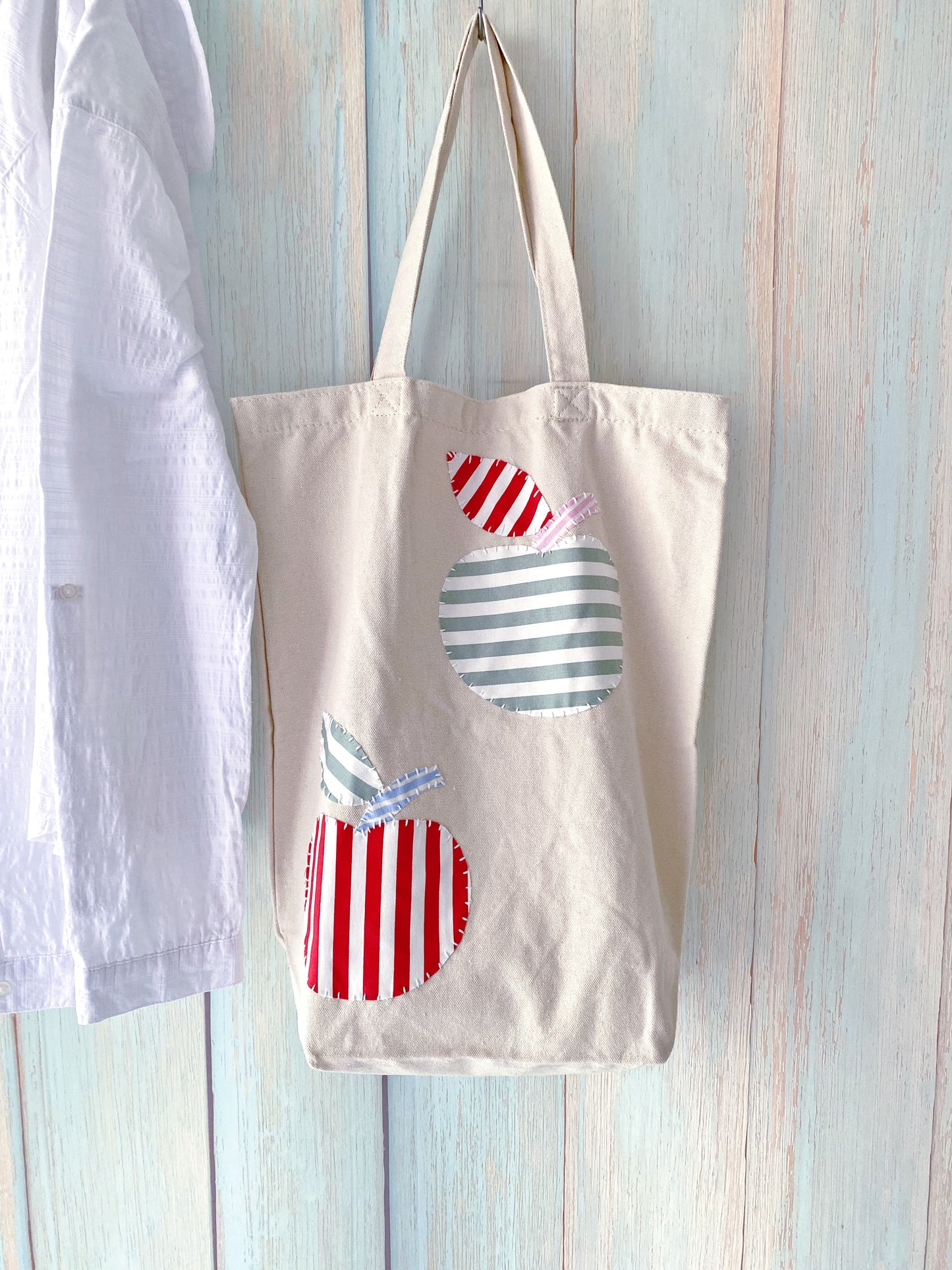 Sustainable canvas bag selected as birthday gift for minimalist aesthetic lover