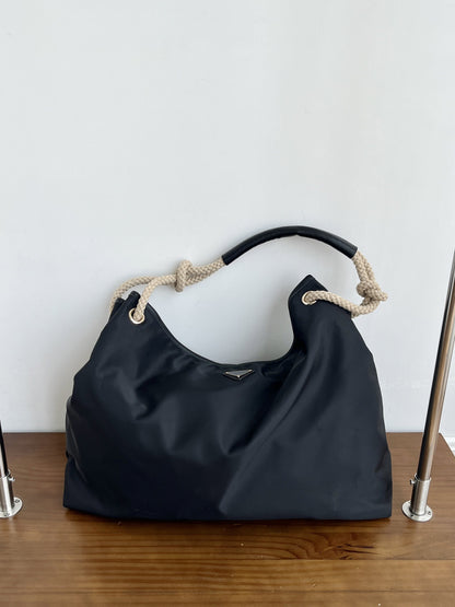 Roomy carryall for beach days and casual plans