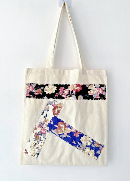 Relaxed-style cotton bag for people interested in artistic and literary fashion.