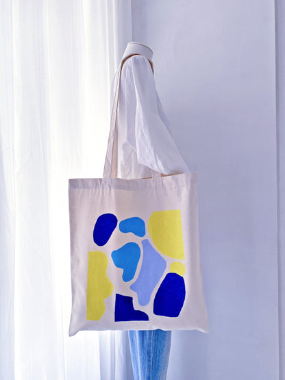 casual shoulder tote in sturdy cotton canvas marked with hand-drawn artwork