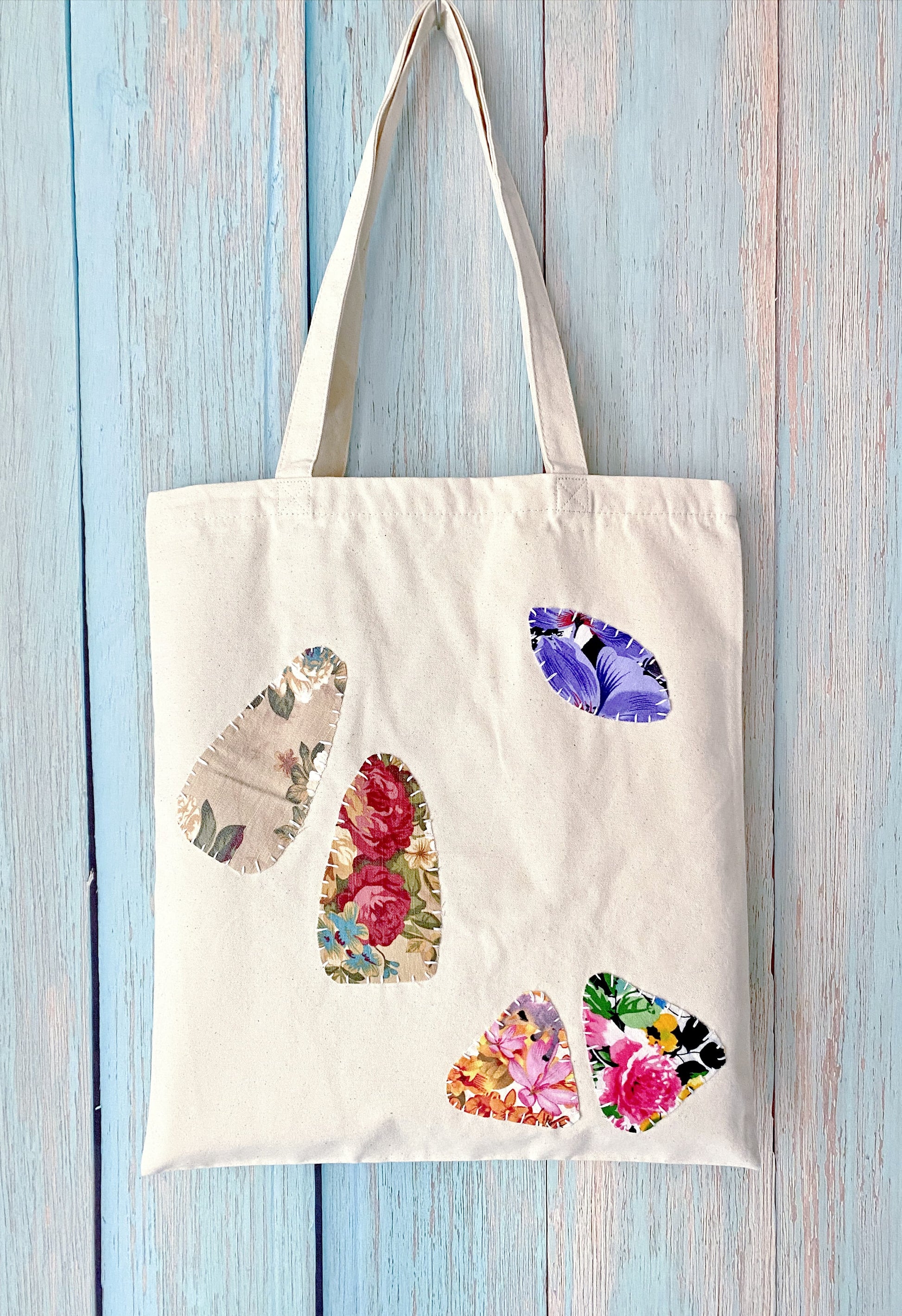 Relaxed tote bag with stitched patchwork for casual city strolls