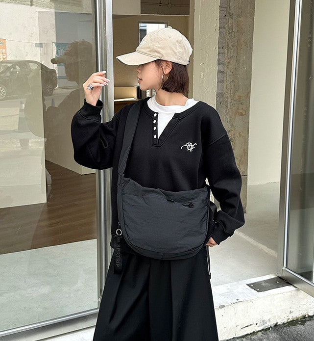 Lightweight shoulder bag for relaxed weekend walks