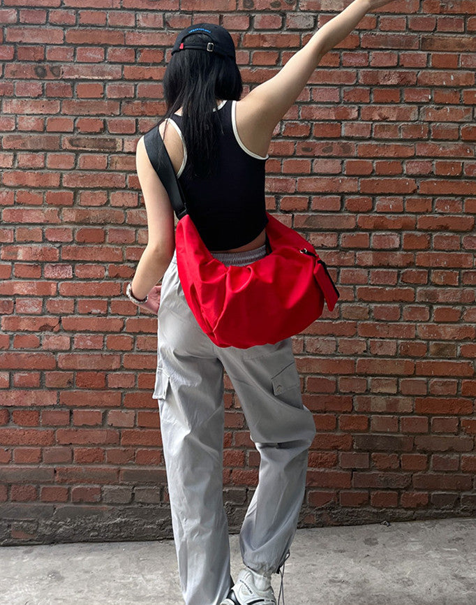 Soft shaped shoulder bag for everyday outings