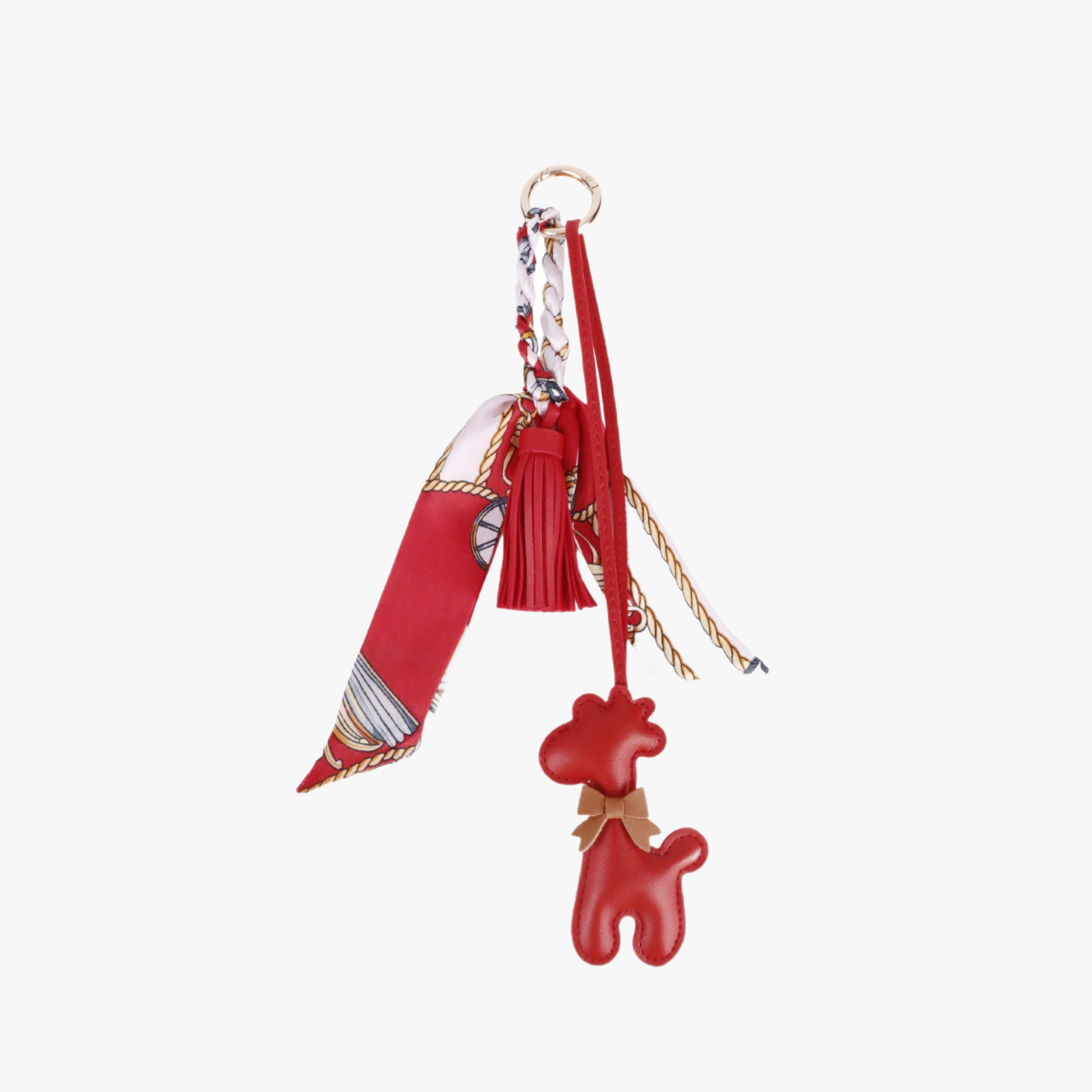 A giraffe charm hanging from a neutral canvas tote