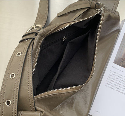 Compact shoulder purse for holiday sightseeing