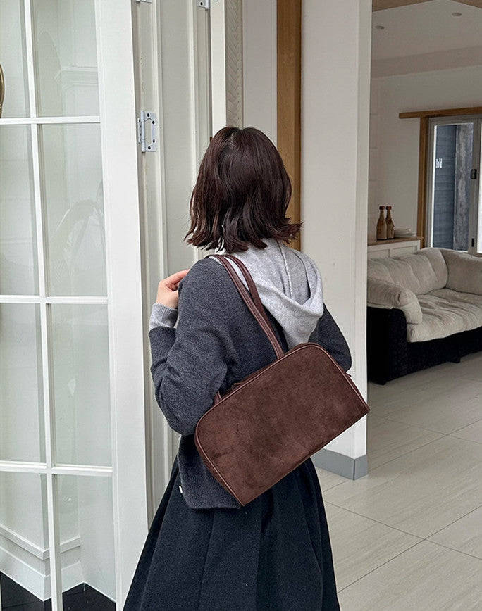 Simple carry bag for shopping and weekend plans