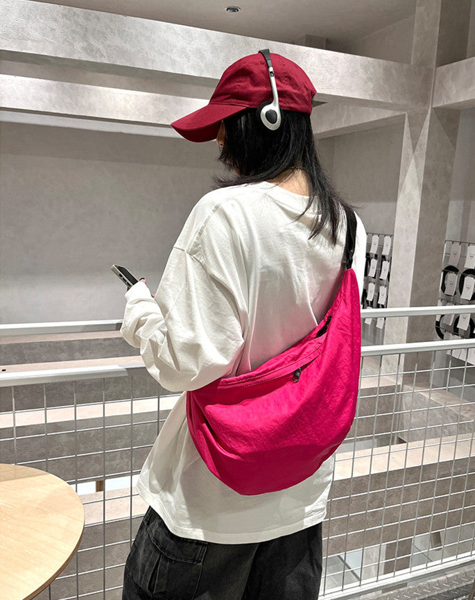 Ergonomic body shape sling purse with quick access zipper