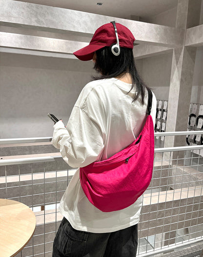 Ergonomic body shape sling purse with quick access zipper
