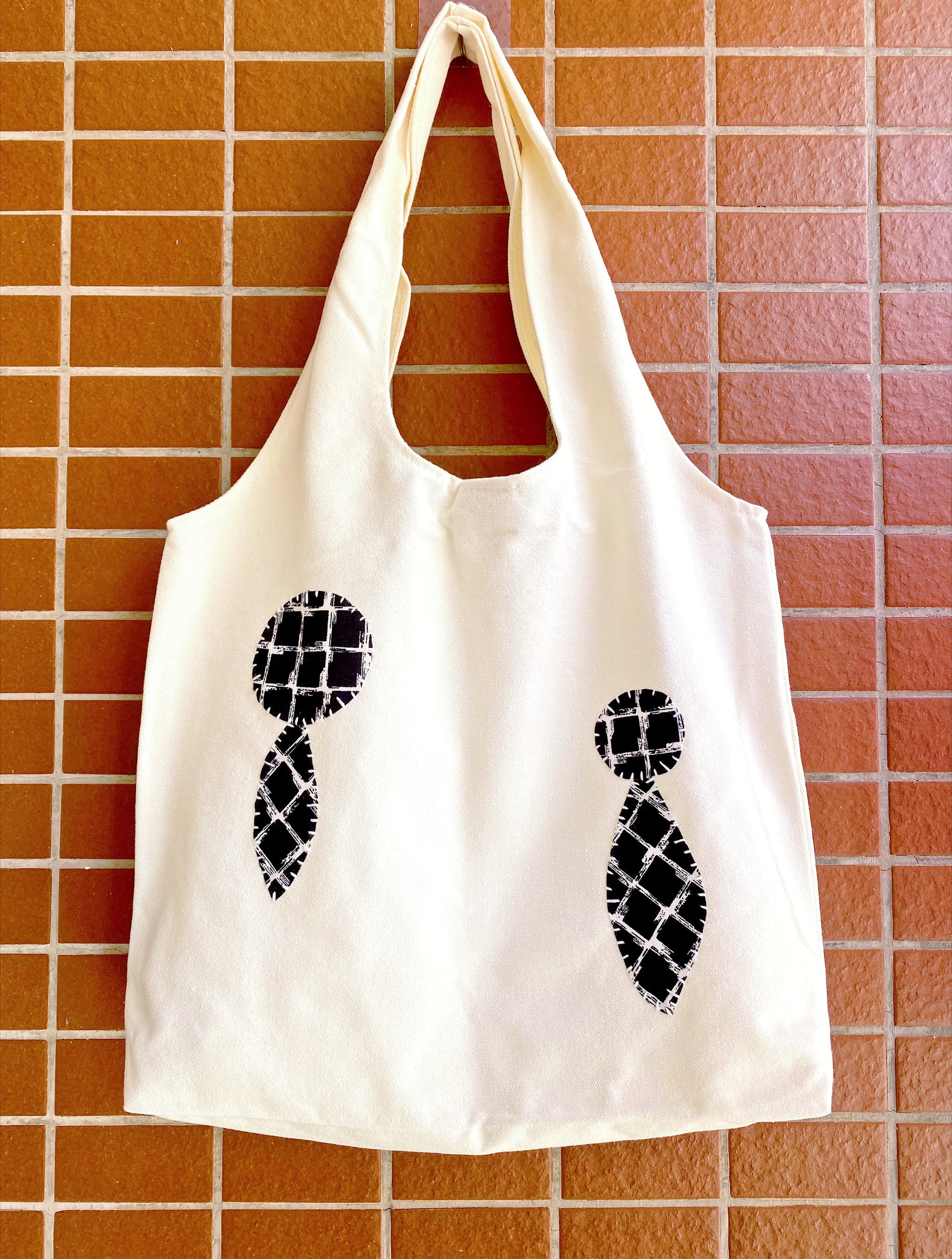 Minimalist style bag with roomy interior